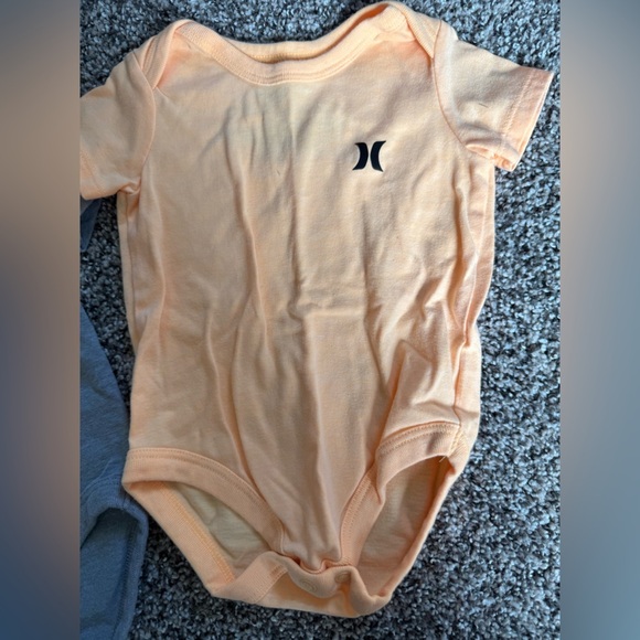 Lot of Hurley Baby Boy Short Sleeve Bodysuit Trio - Gray, Aqua, Peach Size 6mo - Picture 3 of 5